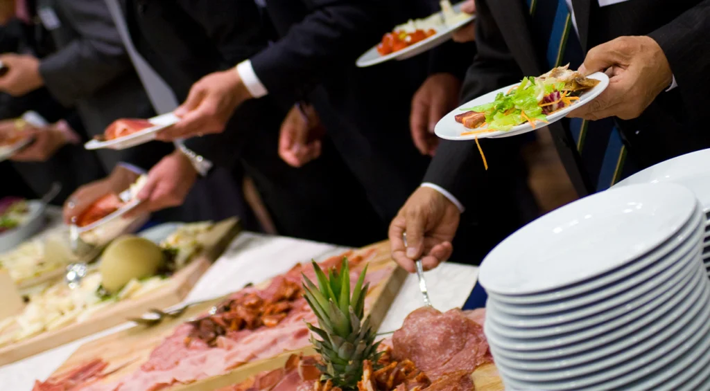 Le succès d'un Cocktail dînatoire pour entreprise repose sur une planification soignée pour favoriser le réseautage.