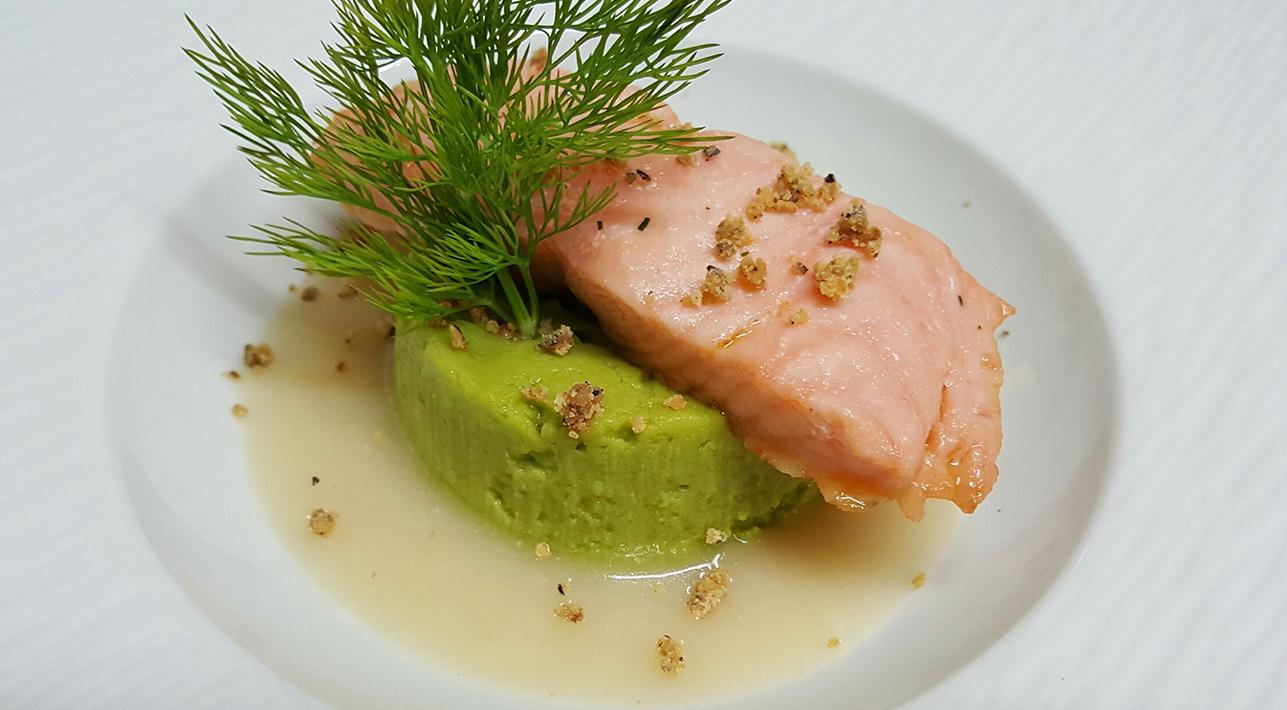 Assiette de saumon servis à l'assiette lors d'une prestation traiteur de Saveurs et Créations traiteur pour entreprise