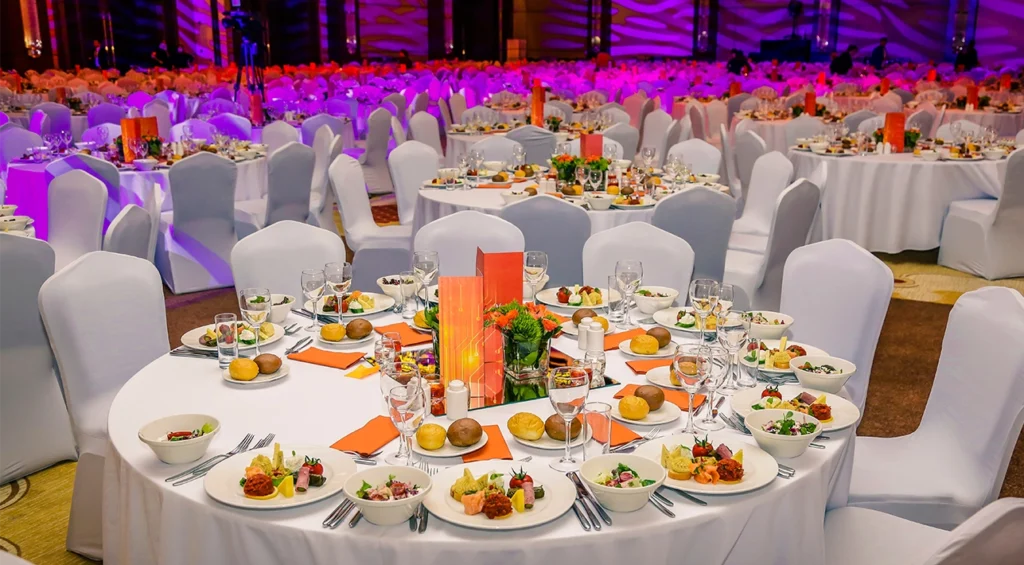 La présentation soignée d'un plat illustre la qualité d'un service traiteur bio et local et son savoir-faire.