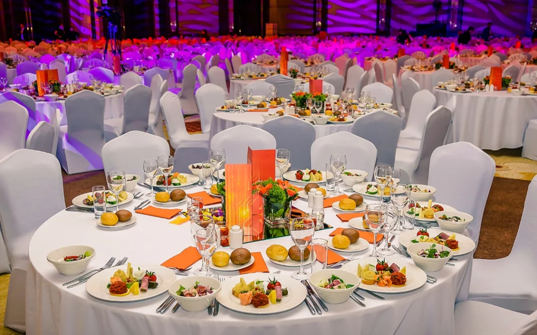 Photo des tables lors d'un Gala d'entreprise, une prestation du traiteur pour entreprise Saveurs et Créations