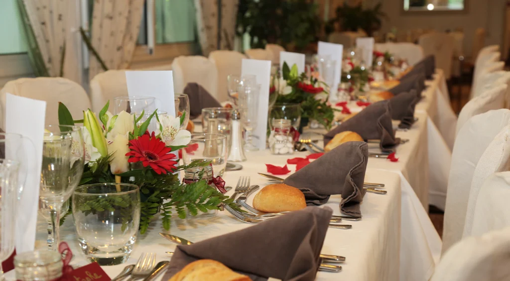 Un service traiteur bio et local s'intègre parfaitement dans un événement convivial, centré sur le bien-être.