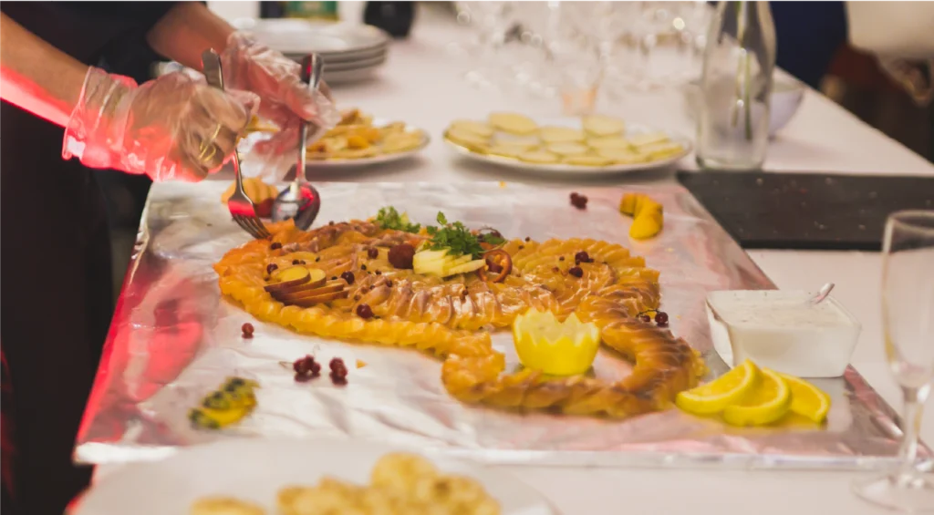 La présentation soignée d'un plat illustre la qualité d'un service traiteur bio et local et son savoir-faire.