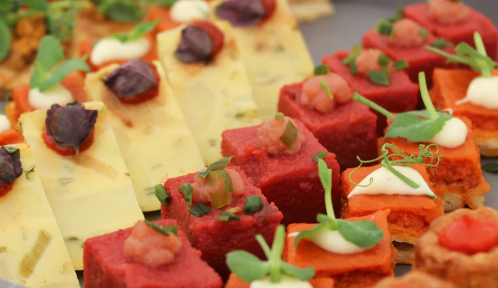 Un service traiteur bio et local s'intègre parfaitement dans un événement convivial, centré sur le bien-être.