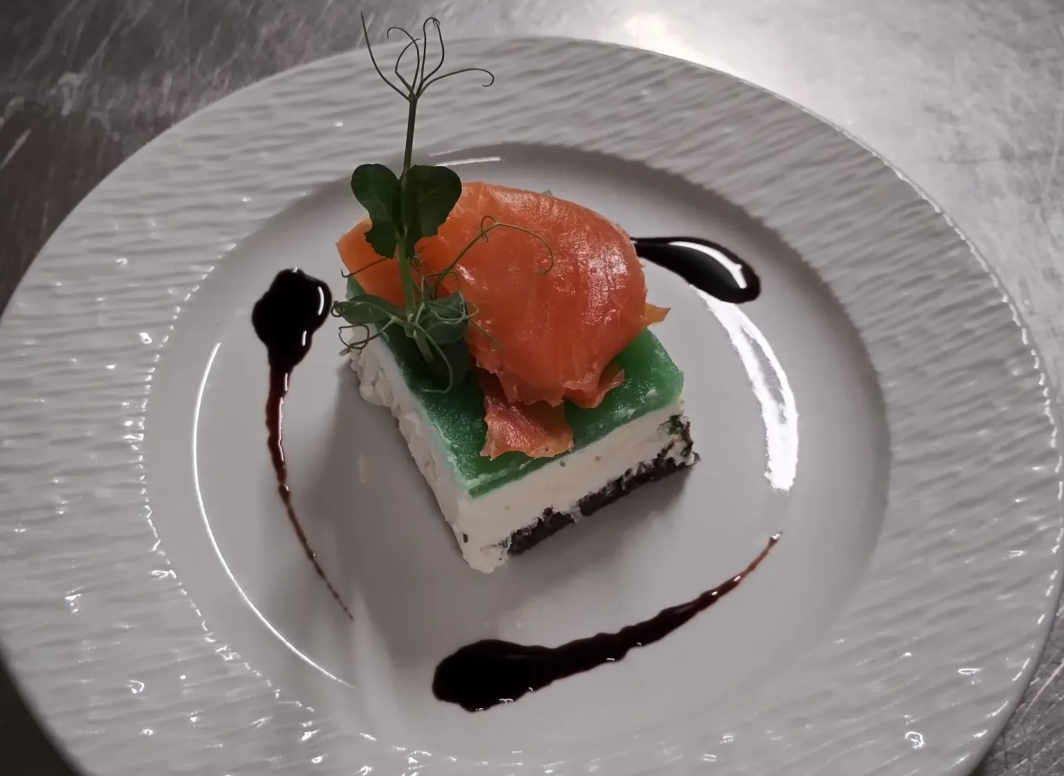 Cheesecake salé gelée de pomme verte et truite fumée - repas de fêtes traiteur pour entreprises