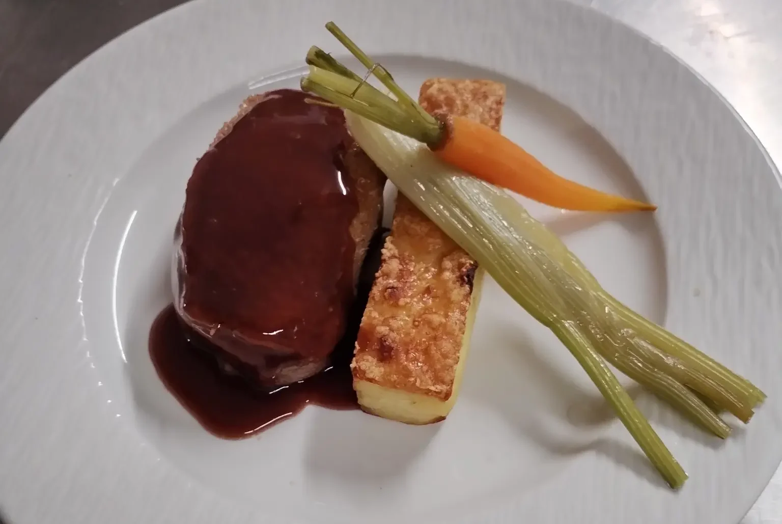 Filet de canette au vin de Haut-Poitou, pressé de ratte et légumes glacés