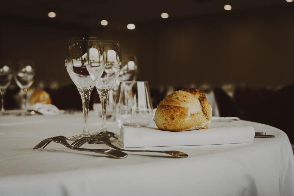 L'attention aux détails par un Traiteur pour entreprise dans le Grand Ouest pour une présentation culinaire élégante et soignée.