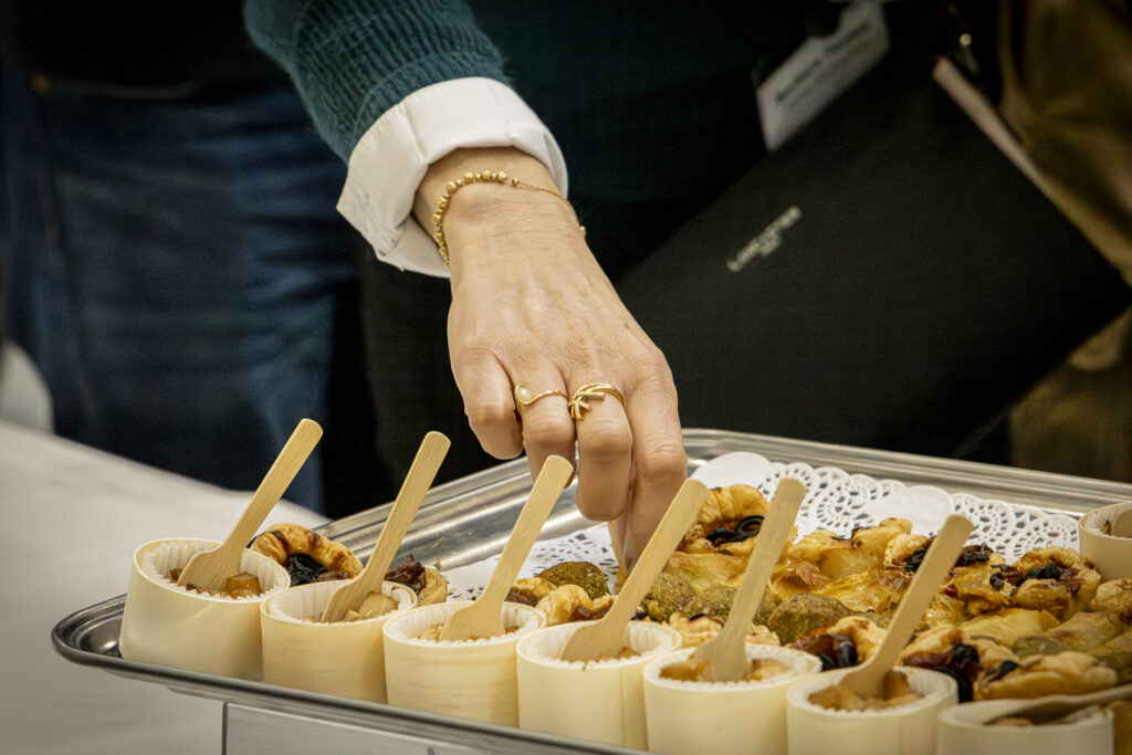 Une atmosphère propice aux échanges professionnels grâce au service d'un traiteur pour convention professionnelle à Lyon.