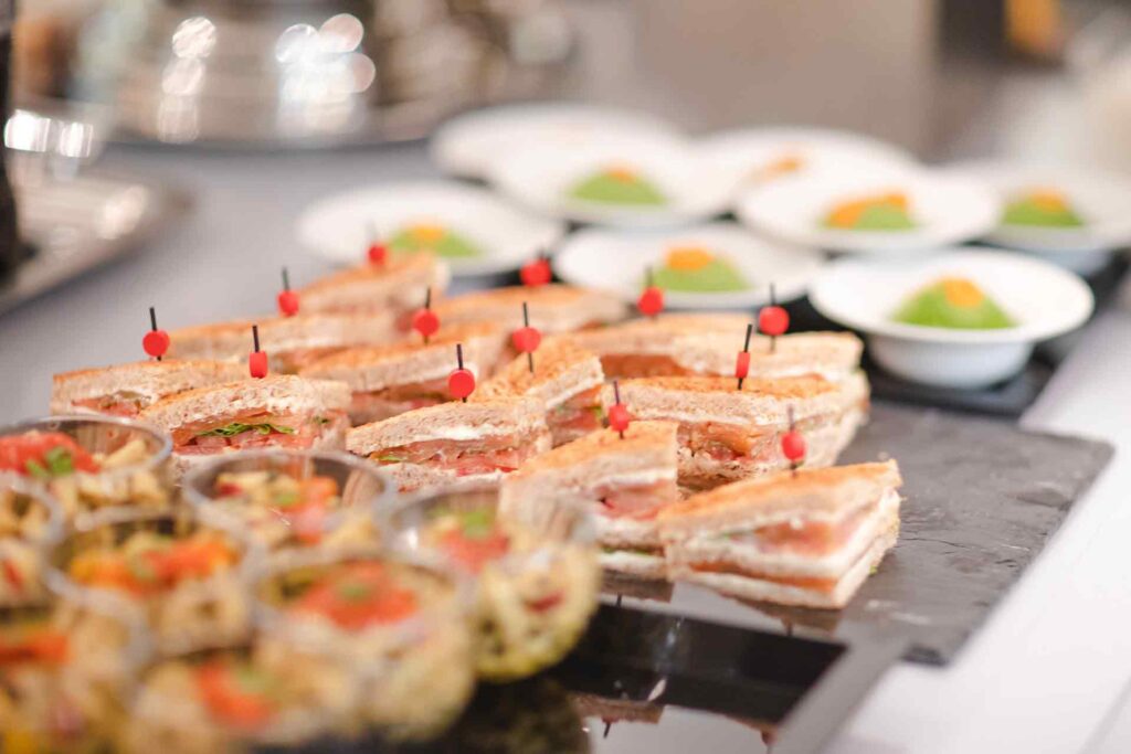 Le détail d'une présentation culinaire raffinée, illustrant le savoir-faire d'un Traiteur pour anniversaire d'entreprise.