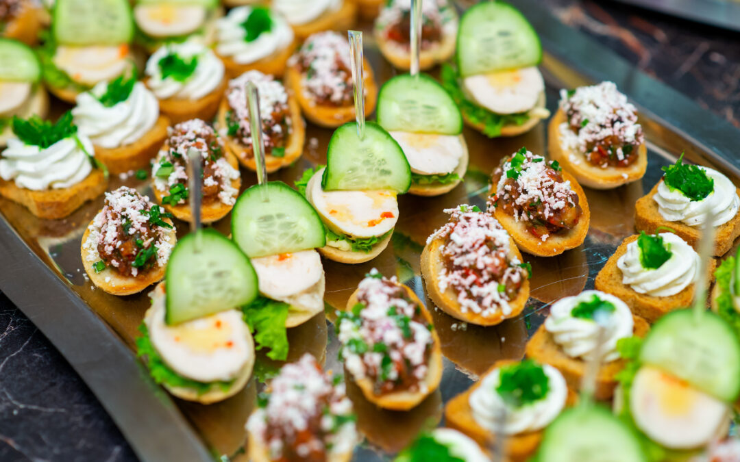 snacks froids végétarien sur buffet de table, canapés lors du banquet