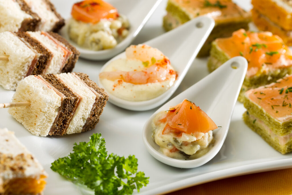 Gros plan sur des créations culinaires raffinées, l'œuvre d'un Traiteur pour réception professionnelle.