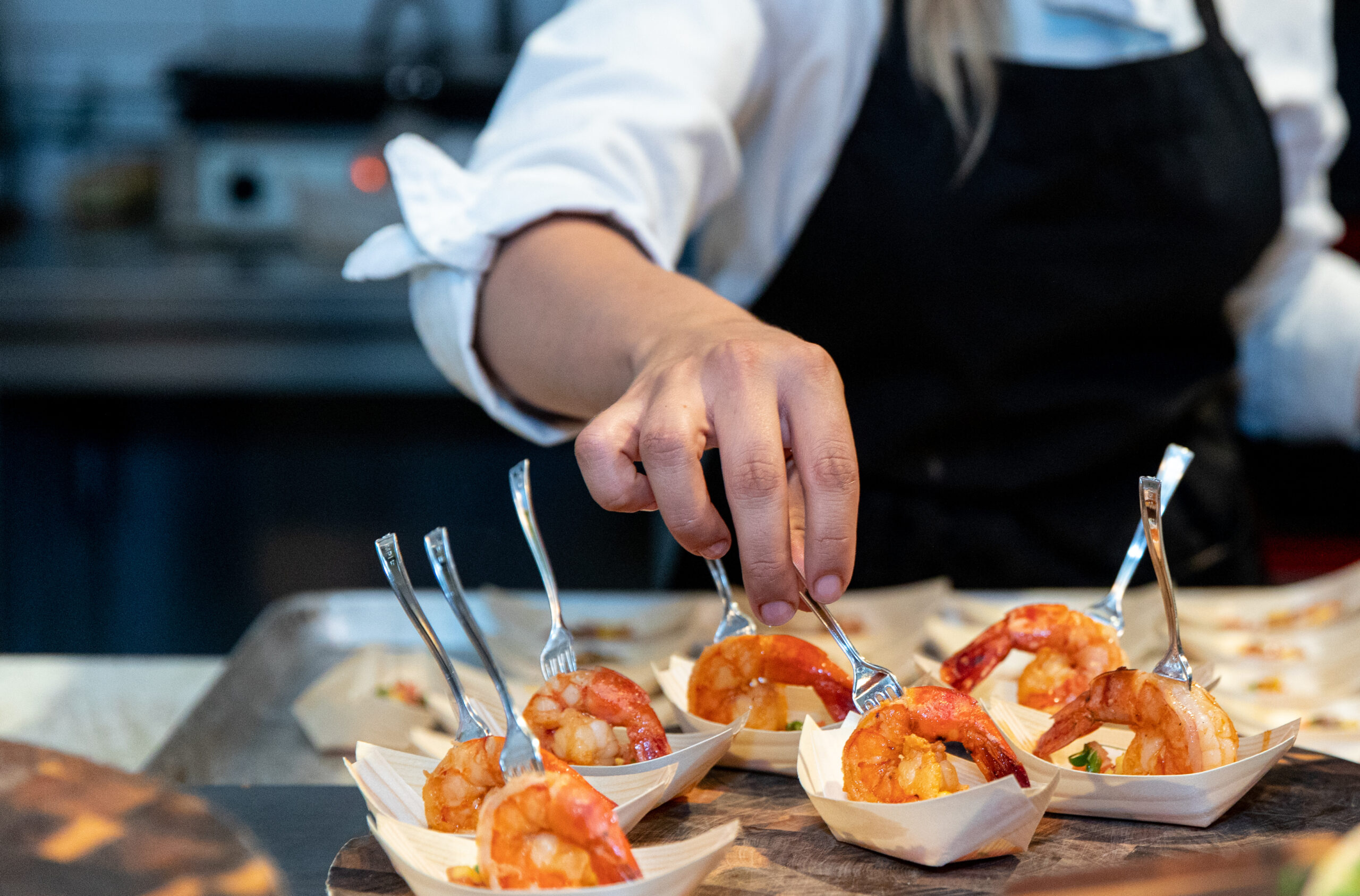 Chef en cuisine en train de préparer des bouchées pour les invités