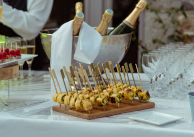 Bouteilles de champagne et mise en bouche de cocktail
