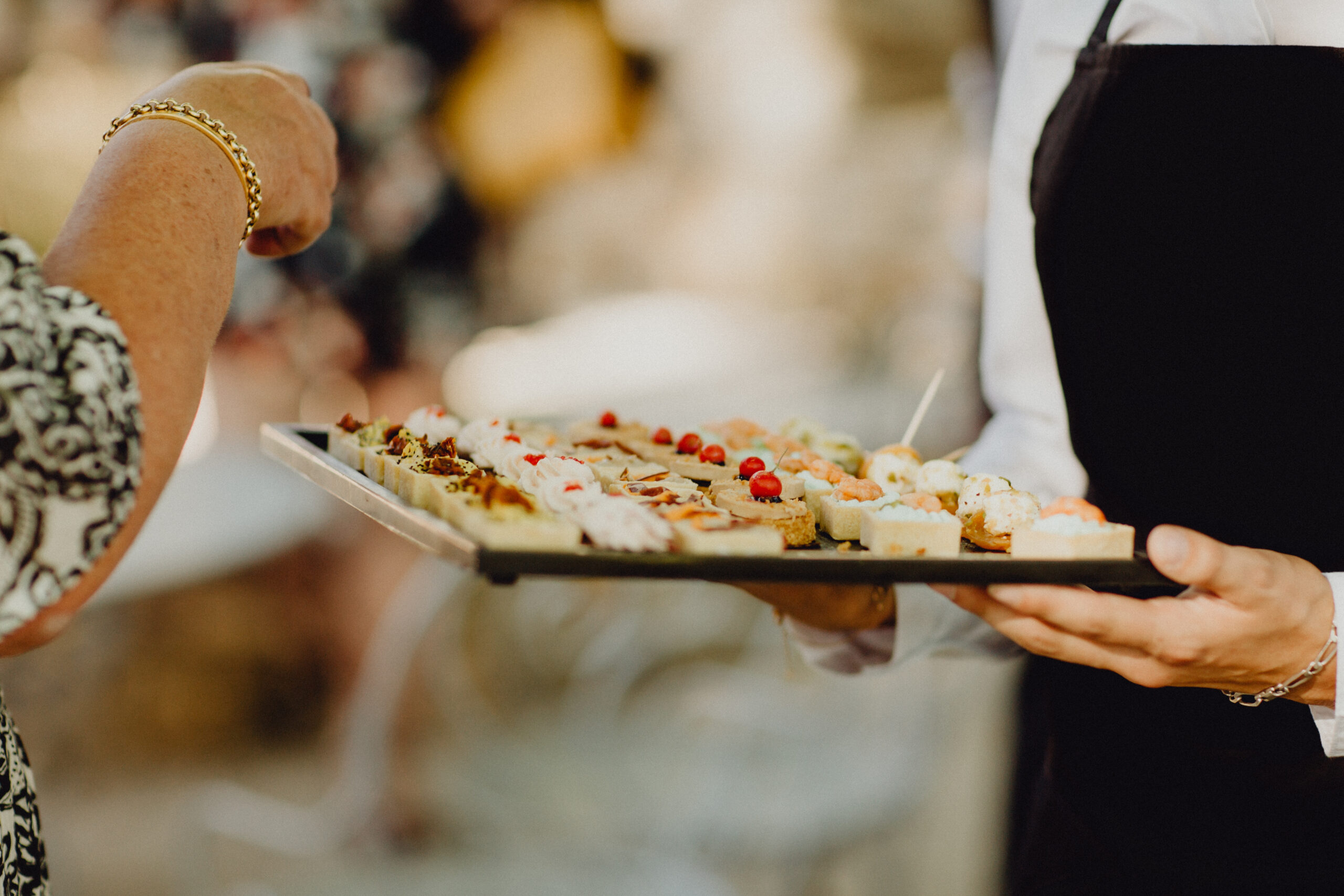 Une présentation élégante de plats créatifs par un Traiteur végétarien à Rennes, idéale pour un événement d'entreprise.
