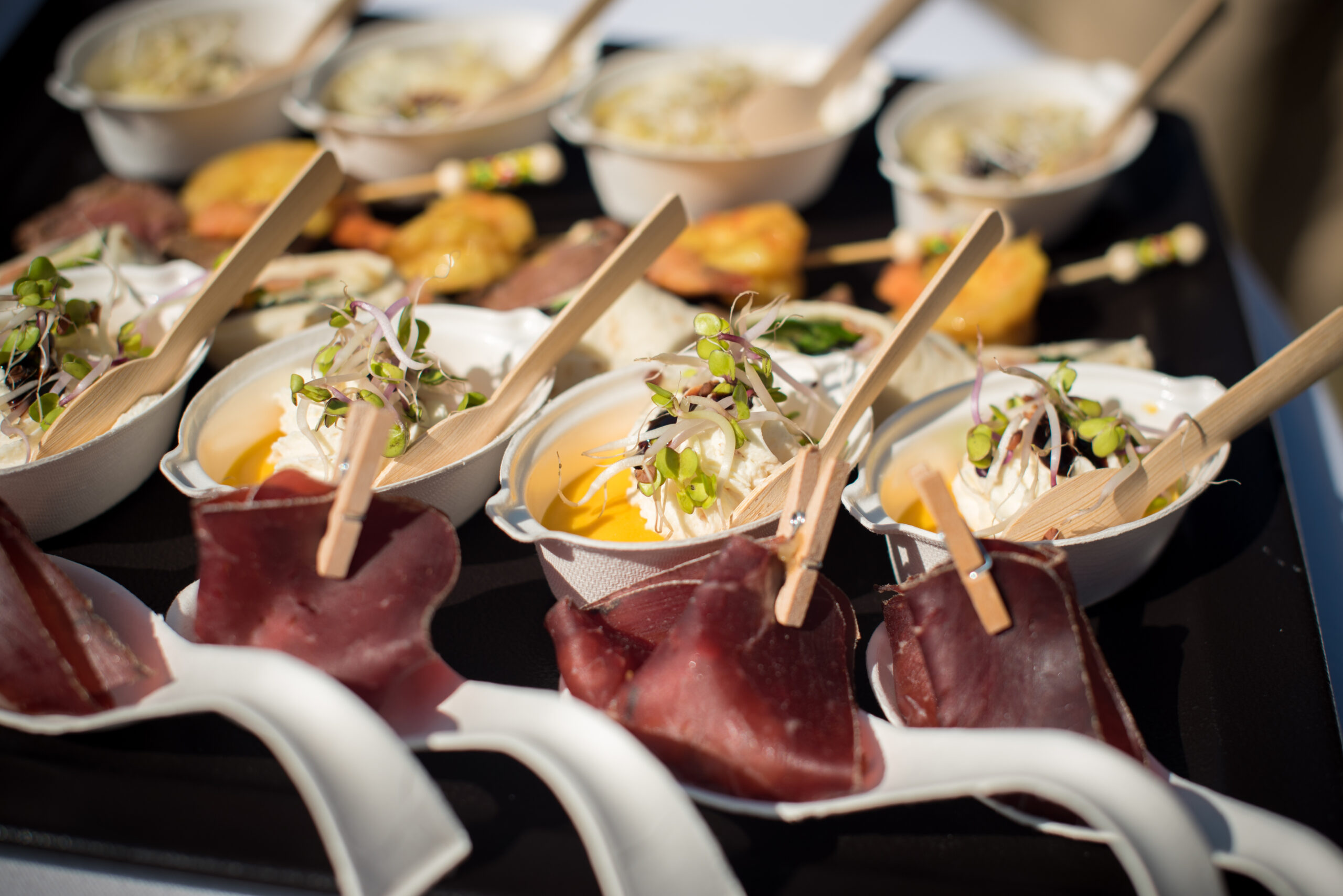 Une ambiance conviviale et professionnelle créée pour une célébration importante grâce à un Traiteur pour anniversaire d'entreprise.