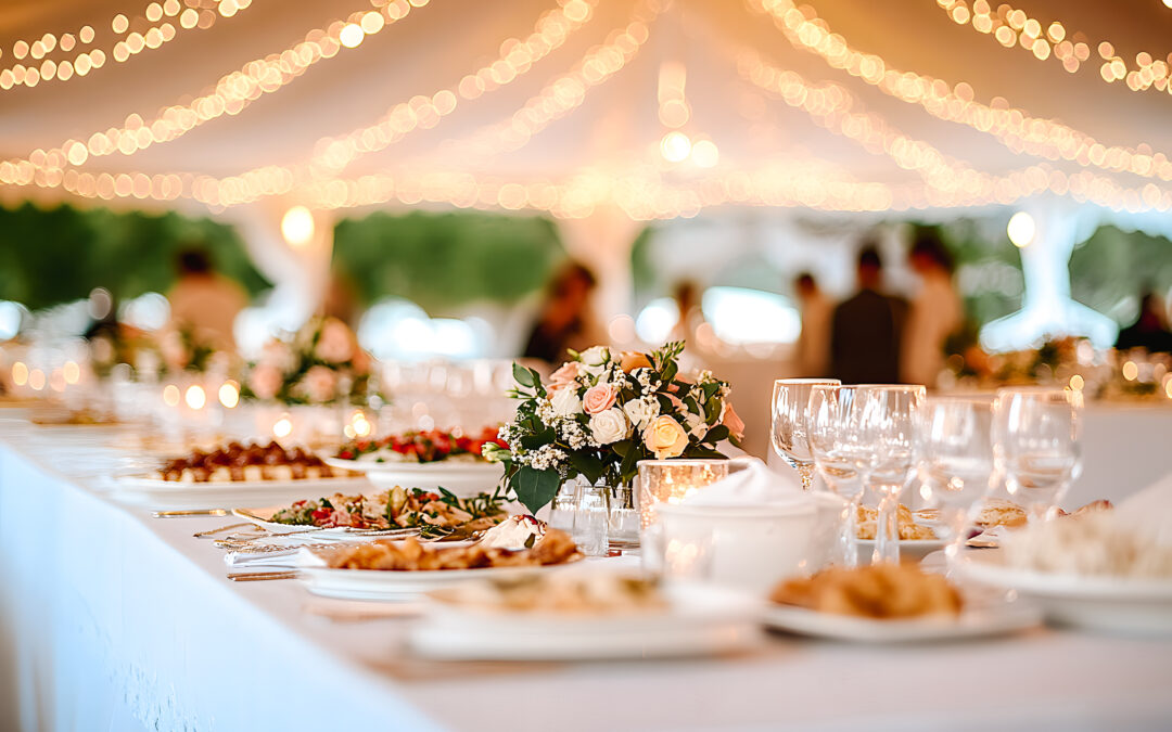 Table en extérieur avec guirlandes de lumière sous chapiteau