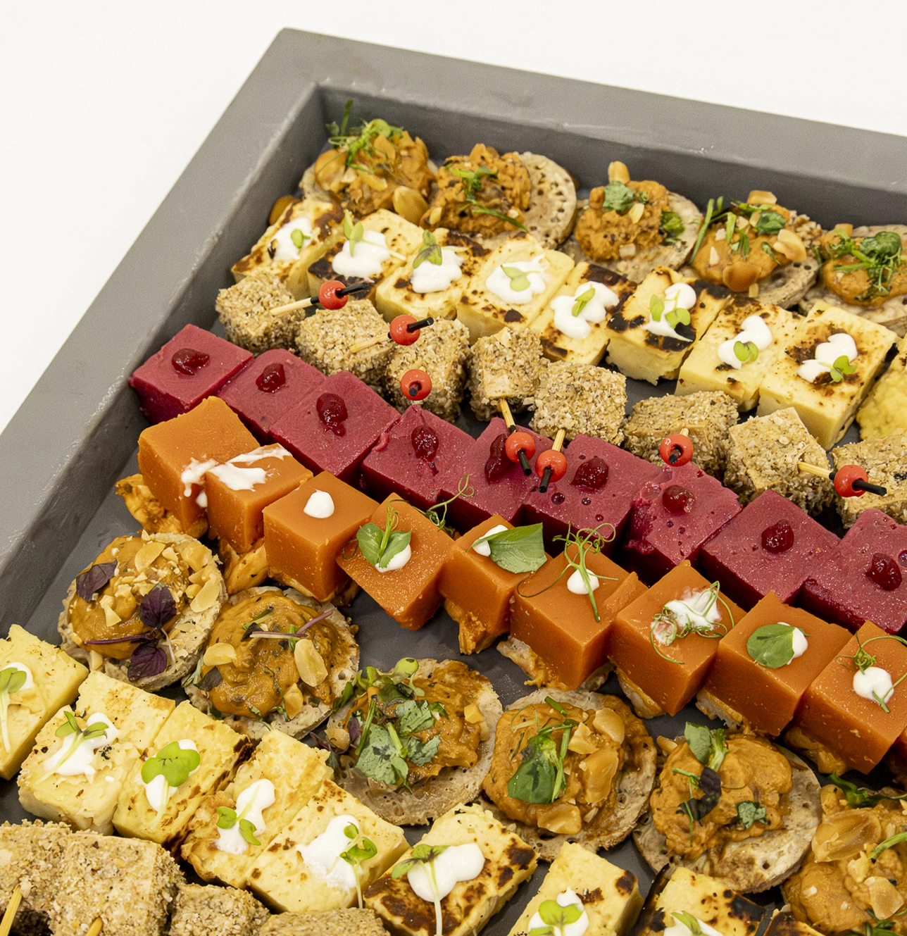 Le détail d'une présentation culinaire raffinée, illustrant le savoir-faire d'un Traiteur pour anniversaire d'entreprise.