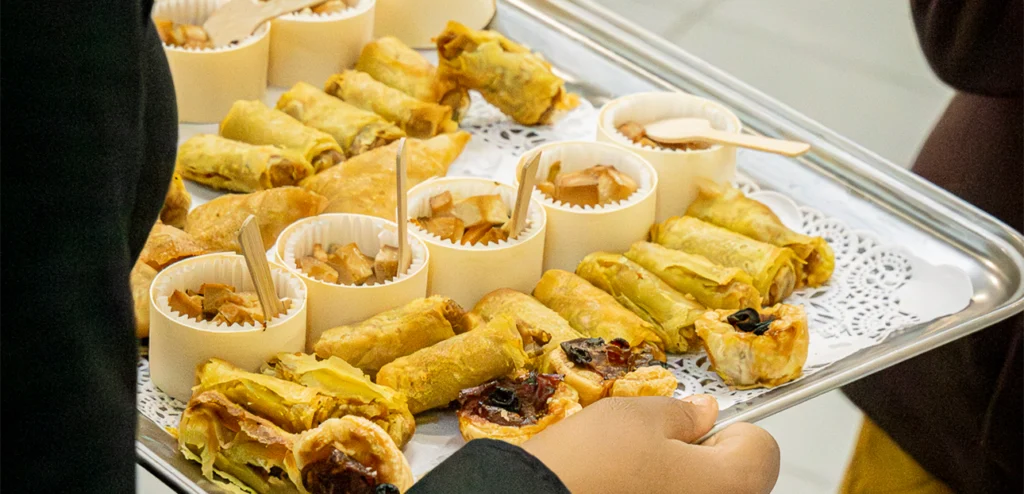 Traiteur pour afterwork à Paris : une présentation soignée de bouchées apéritives pour un moment de partage mémorable.