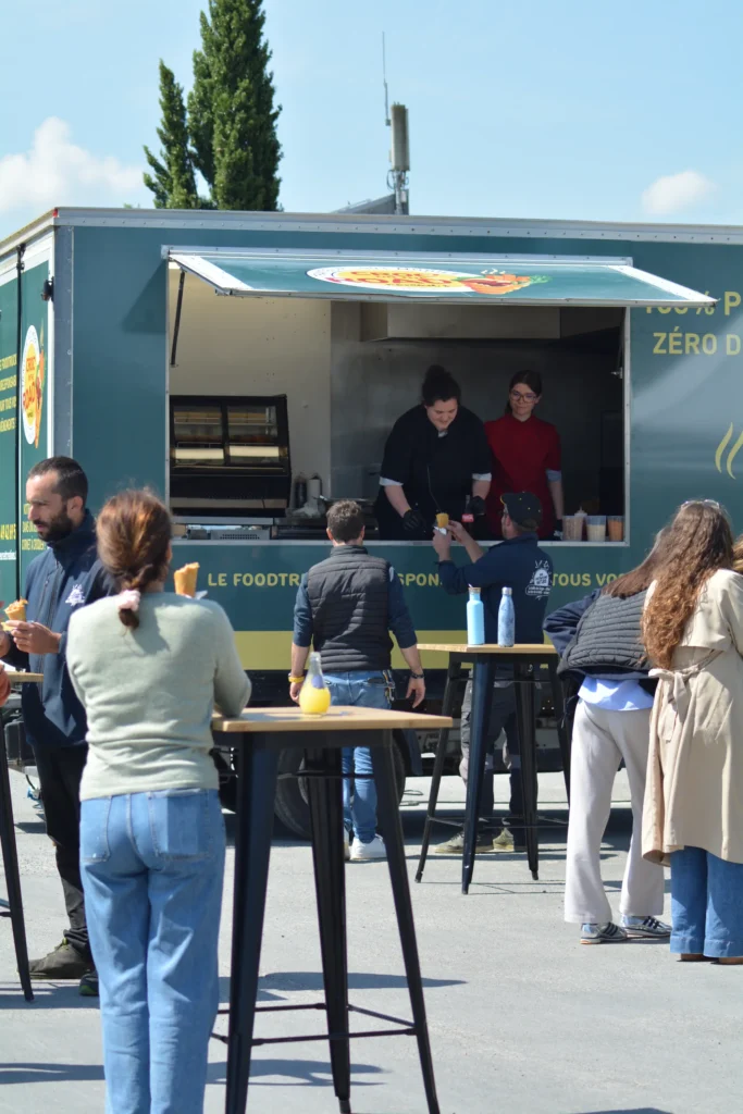 Traiteur pour afterwork à Paris : une présentation soignée de bouchées apéritives pour un moment de partage mémorable.