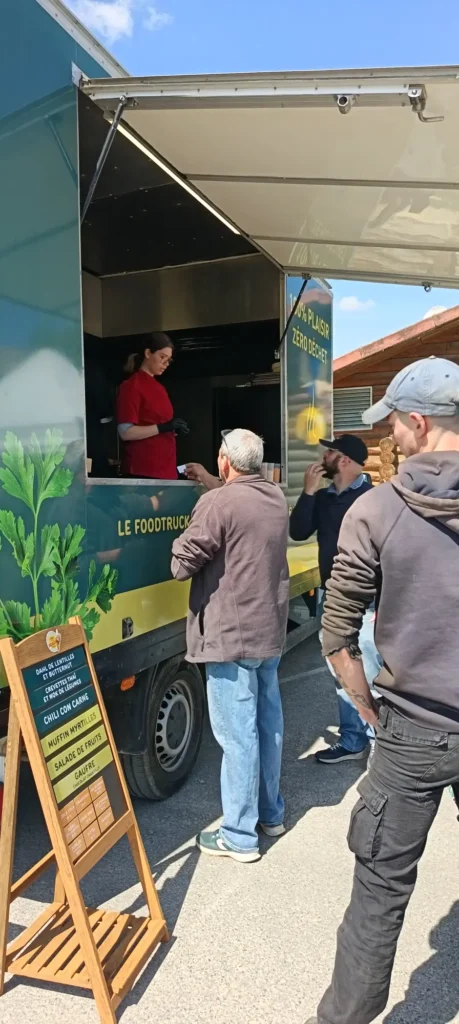 Ambiance conviviale créée par une animation culinaire pour événement d'entreprise lors d'une réception.