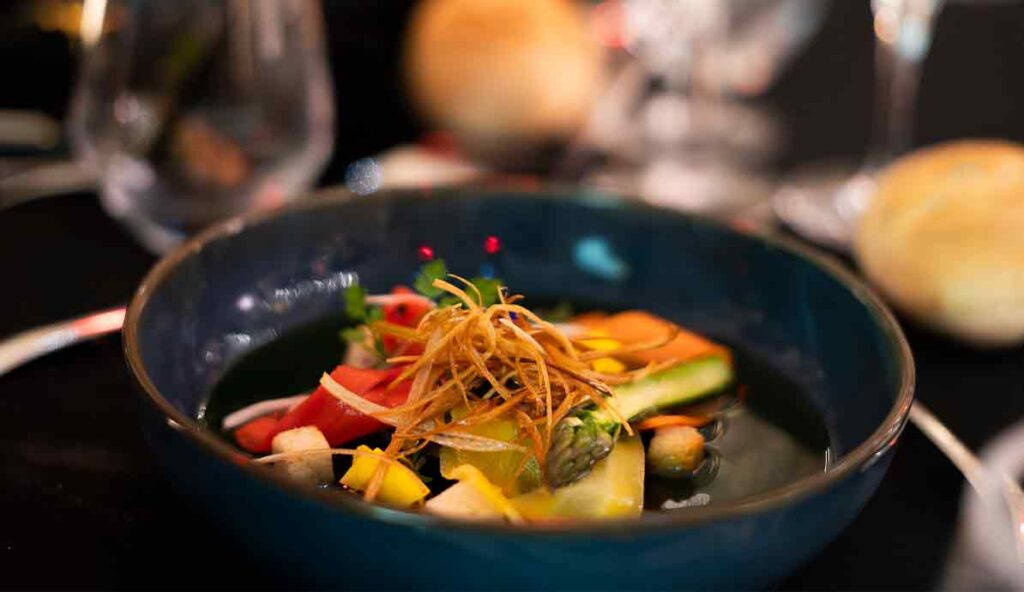 Le détail d'une présentation culinaire raffinée, illustrant le savoir-faire d'un Traiteur pour anniversaire d'entreprise.