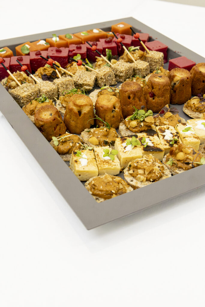 Ambiance chic et festive d'une réception organisée par un Traiteur végétarien pour mariage professionnel.