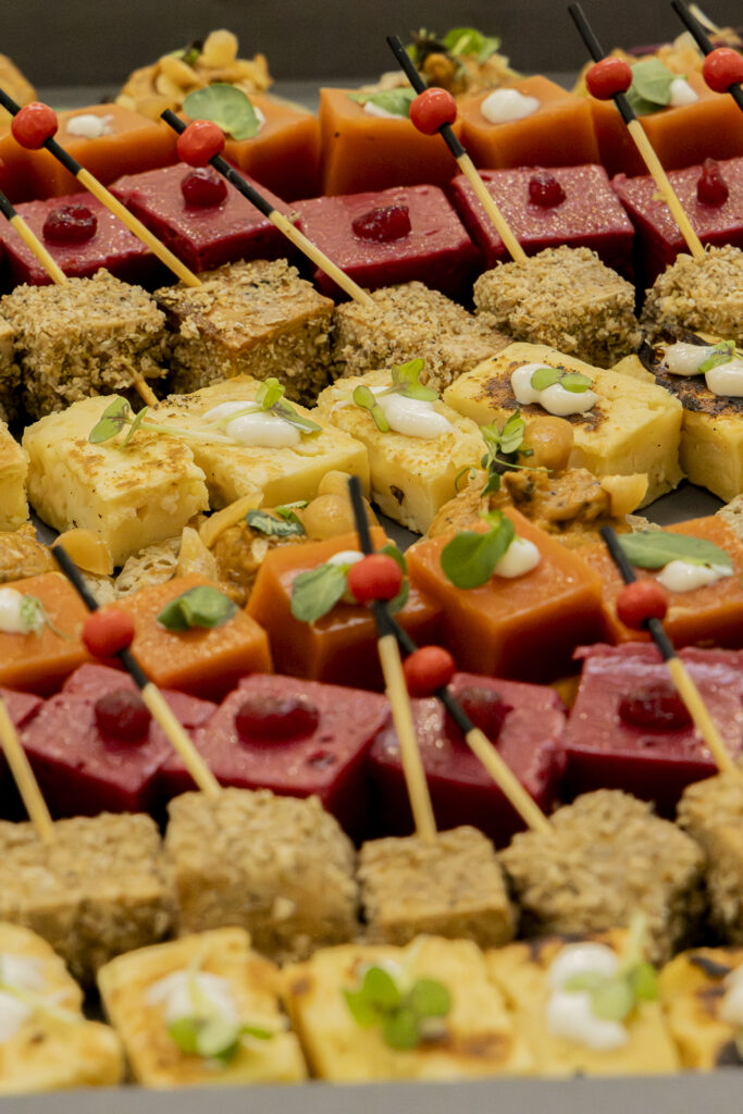 Gros plan sur une bouchée créative illustrant le savoir-faire culinaire d'un Traiteur végétarien à Angers.