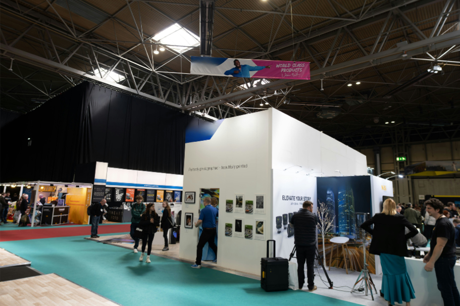 Un stand animé grâce à un Traiteur pour salon professionnel qui propose une expérience culinaire mémorable aux visiteurs.