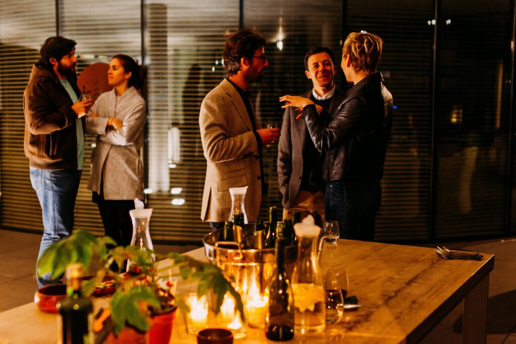 Ambiance professionnelle et conviviale créée par un Traiteur pour soirée d'entreprise pour impressionner vos invités.