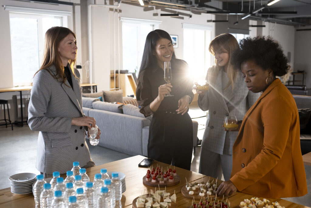 Une ambiance de travail positive lors d'un repas d'équipe grâce à un Traiteur végétarien pour entreprise de qualité.