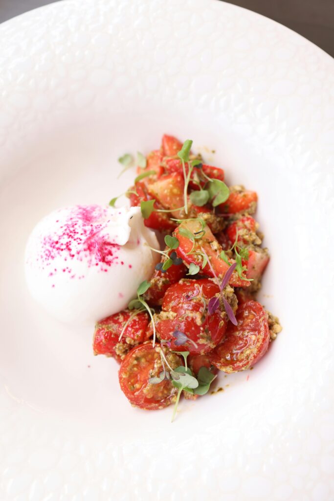 Illustration du savoir-faire artisanal d'un Traiteur végétarien à Tours à travers une assiette créative et gastronomique.