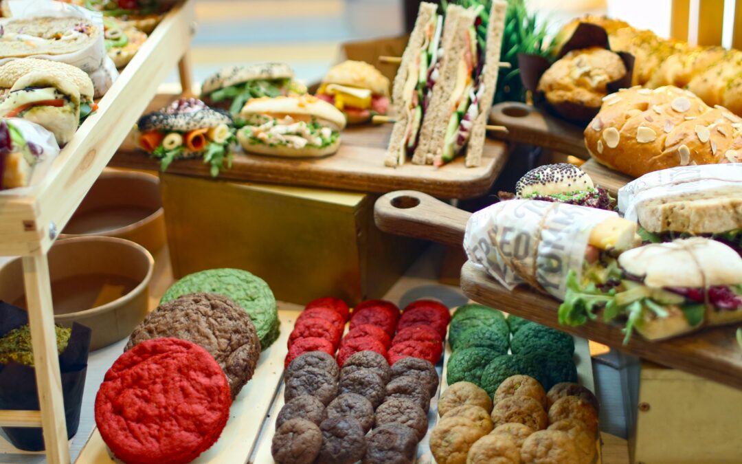 Un buffet élégant et coloré préparé par un Traiteur végétarien à Angers pour un événement mémorable et gourmand.