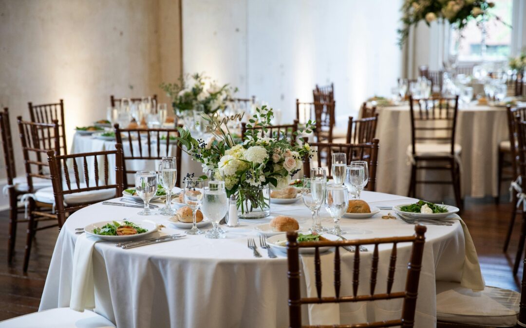 Un Traiteur végétarien pour mariage dresse une table de réception élégante pour une célébration inoubliable.