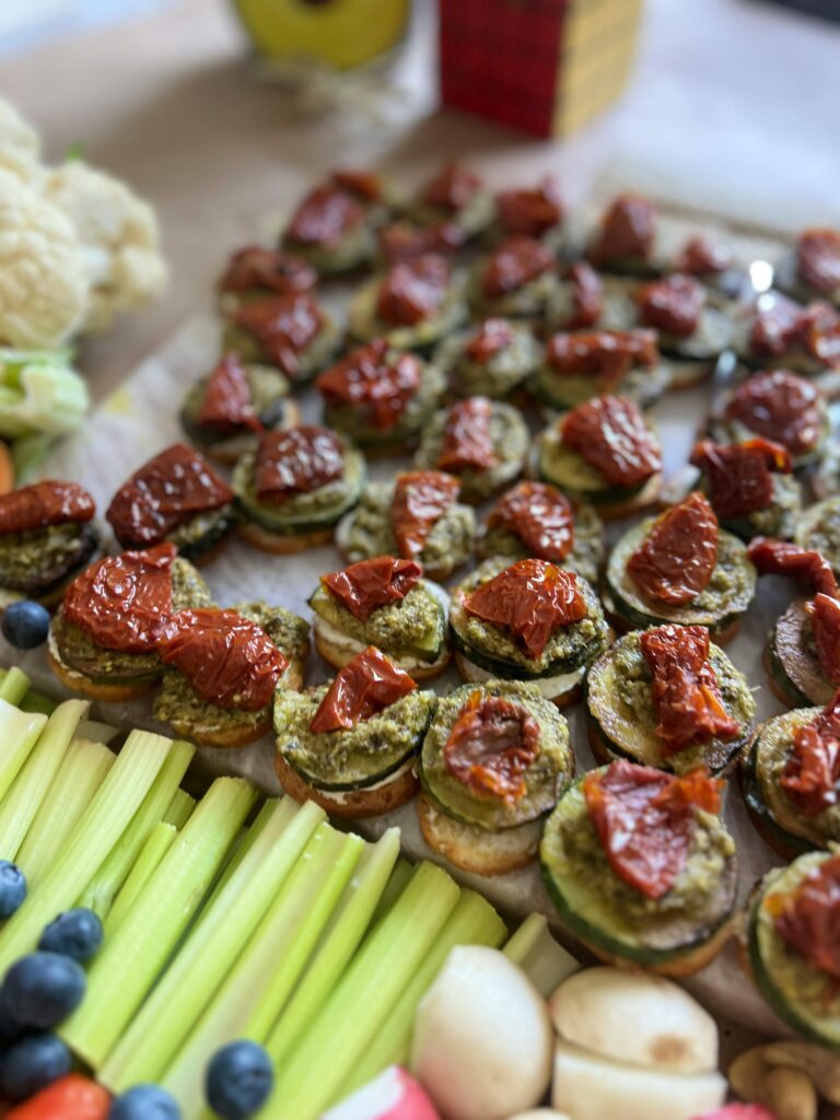 Gros plan sur les ingrédients frais et de saison qui composent un Menu végétarien par un traiteur de grande qualité.
