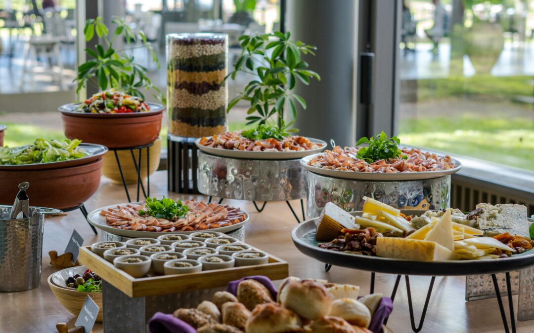 Un buffet élégant montrant comment un bon Traiteur pour séminaire d'entreprise contribue au succès d'un événement.