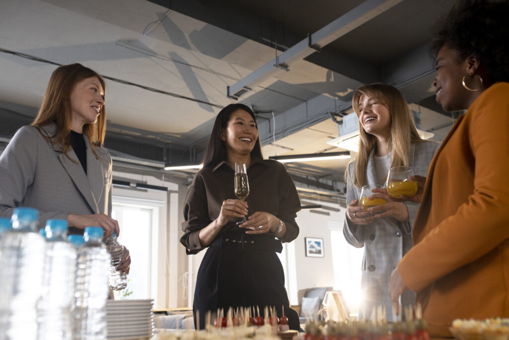 Une ambiance de networking réussie dans un cadre valorisé par le bon Service traiteur pour événement professionnel.