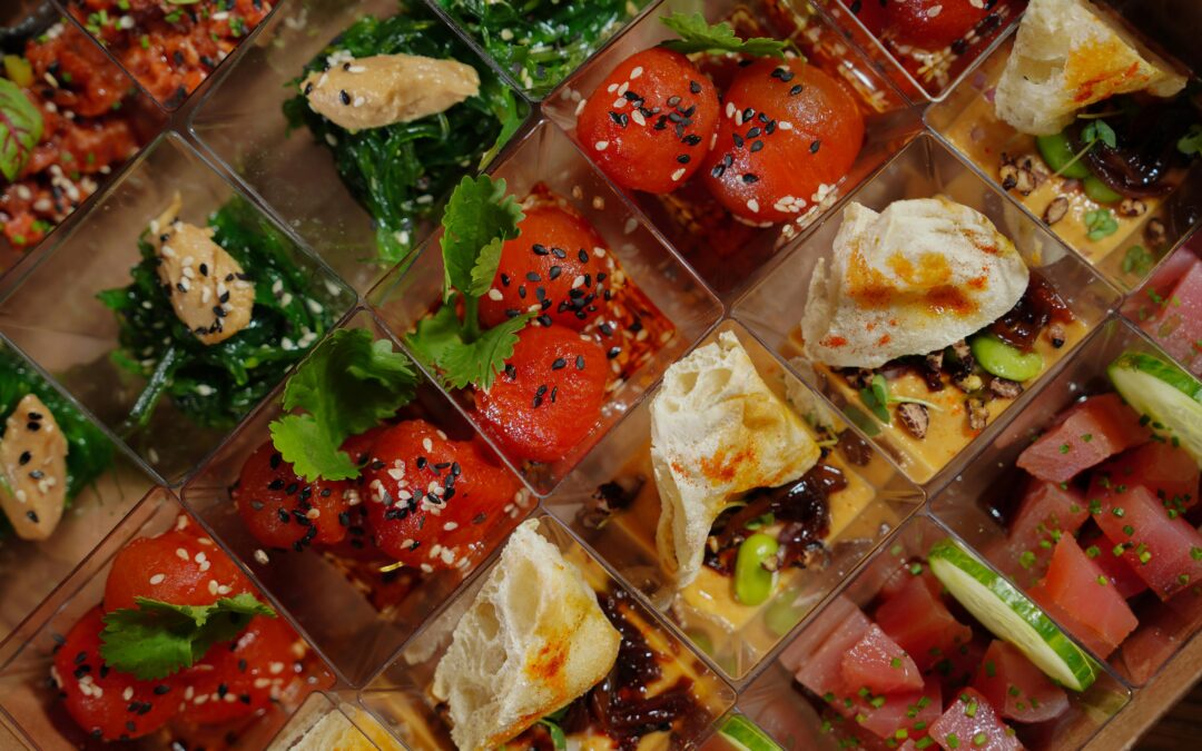 Une présentation élégante des plats créatifs proposés par un Traiteur végan à Bordeaux pour tout événement.